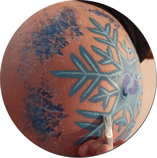 Schneeflocke Bodypainting: Schneeflocke auf Babybauch